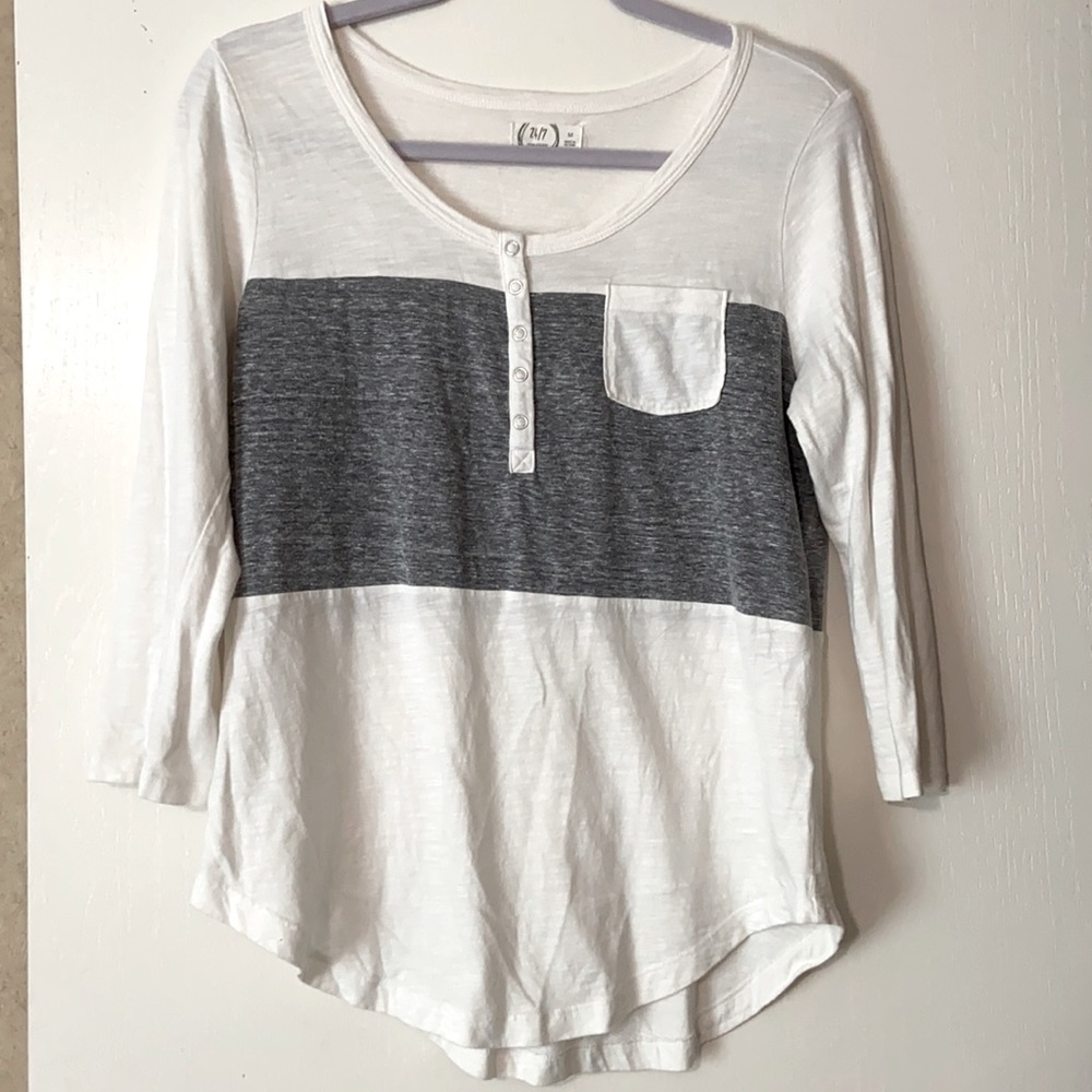 Maurices Medium White 3/4 Sleeve Shirt w/ 5 buttons & pocket on upper left side